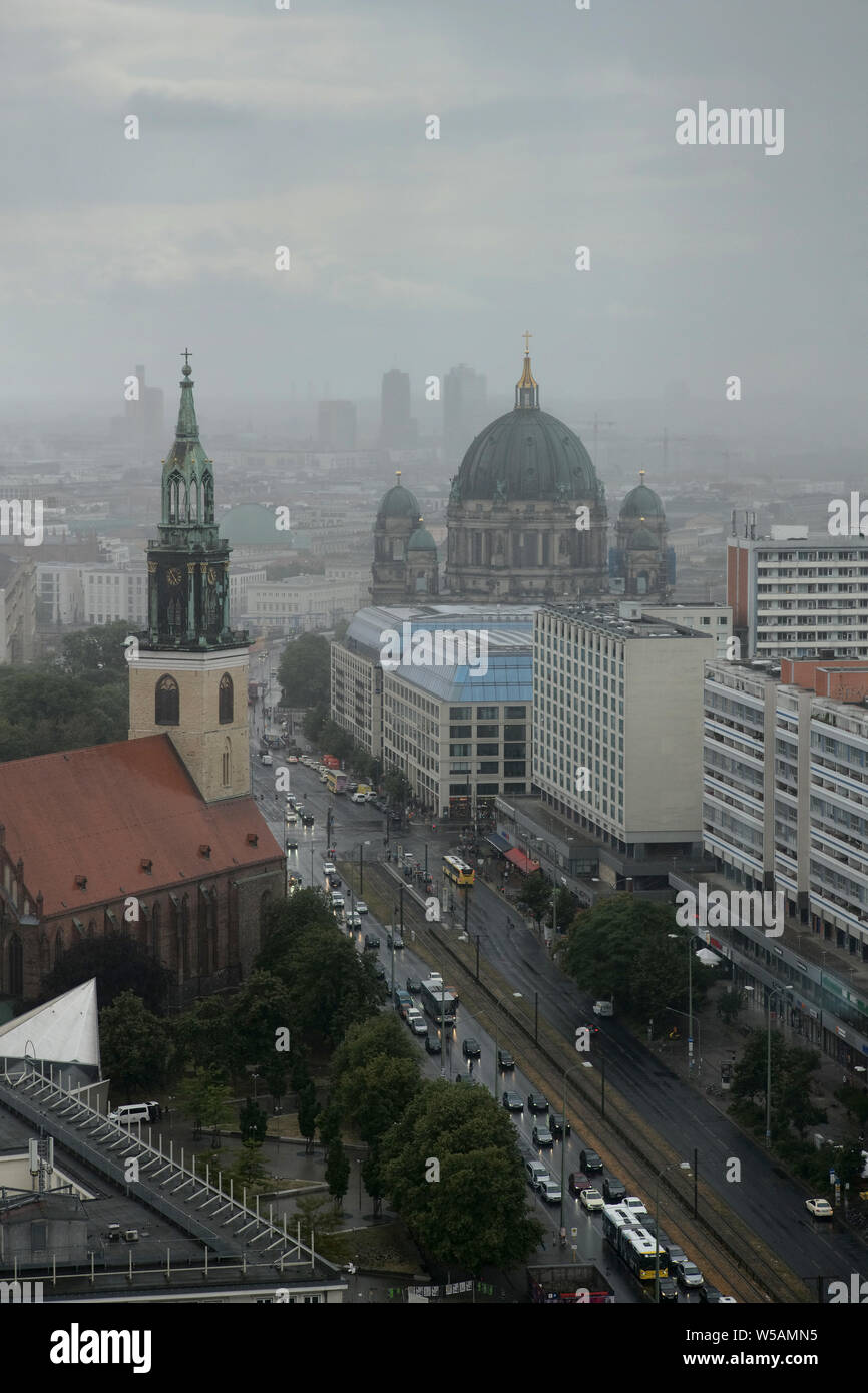 Blick auf Berlin Vom Alexanderplatz West Richtung Zentrum, die in der Kirche St. Mary (links) und der Berliner Dom Kirche mit ihrer Kuppel (Mitte). Stockfoto