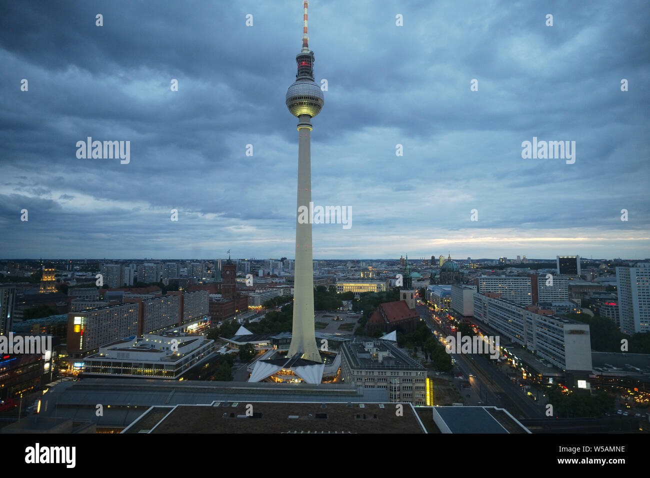 Der Berliner Fernsehturm, 205 Meter hoch durch die Deutsche Demokratische Republik (DDR) in der Gegend am Alexanderplatz in Berlin gebaut Stockfoto