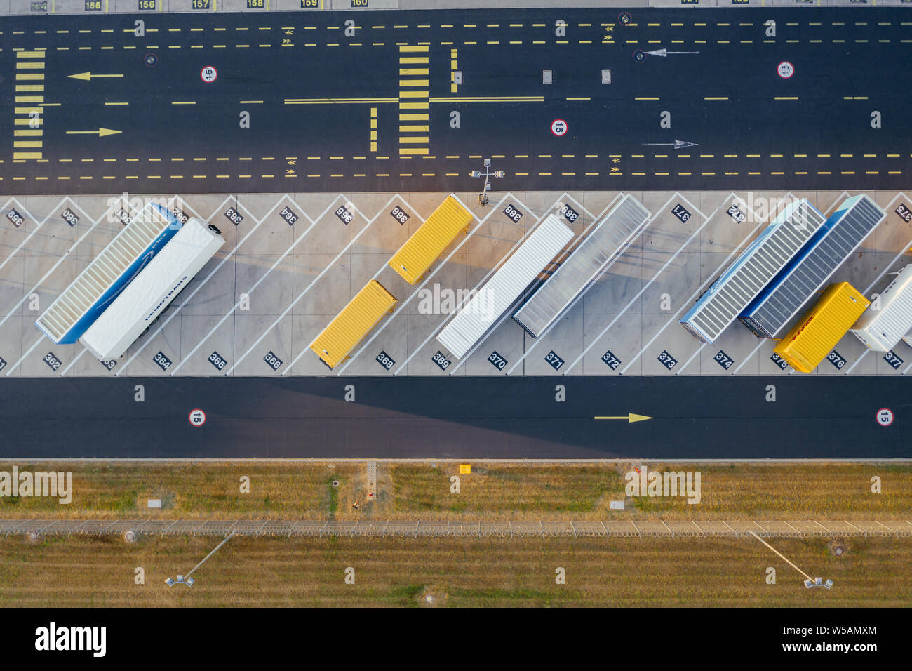 Luftaufnahme der Distribution Center, drone Fotografie der industriellen Logistik Zone. Stockfoto