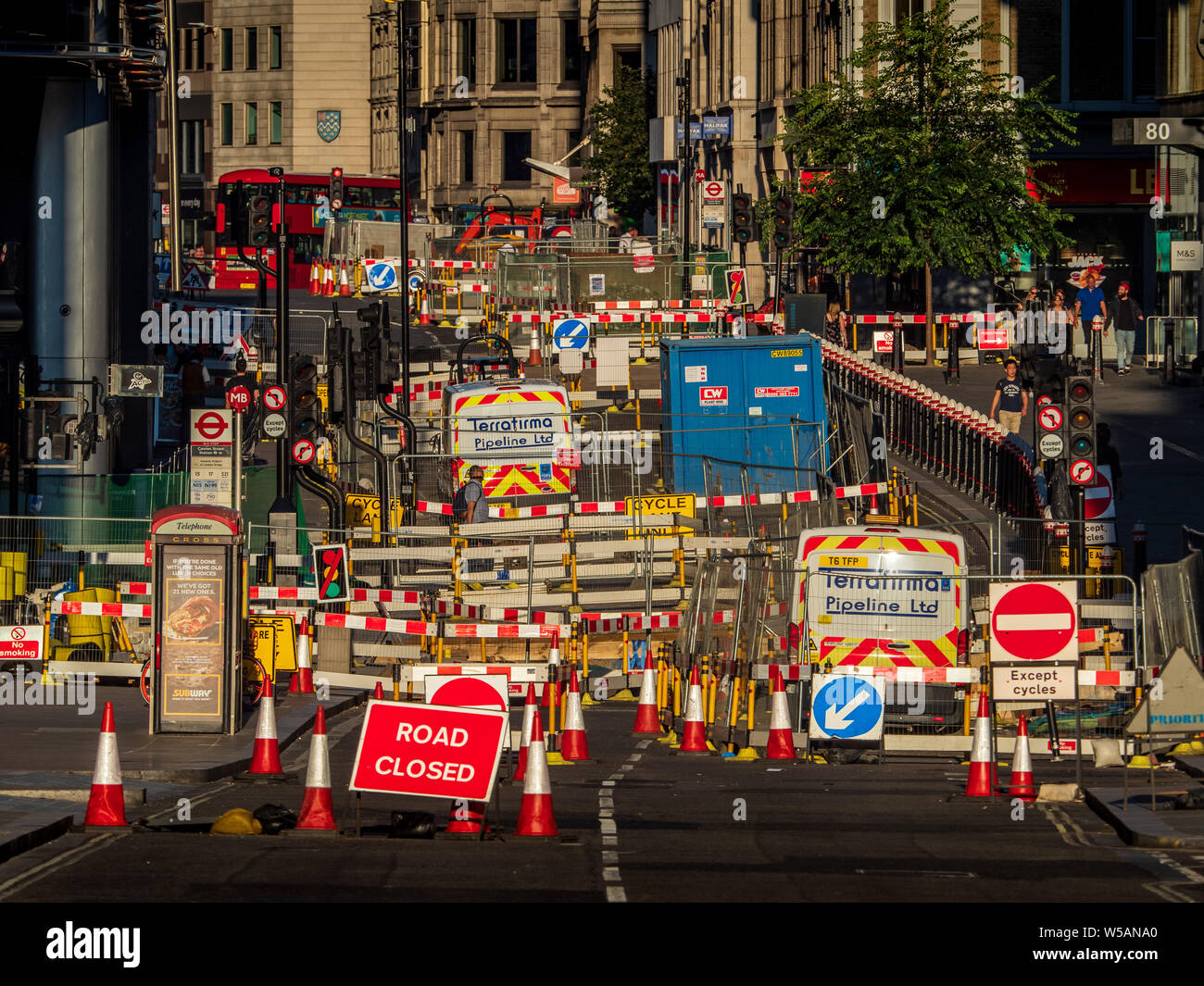 City of London Roadworks - Roadworks London - London Roadworks on Cannon Street in der City of London Stockfoto