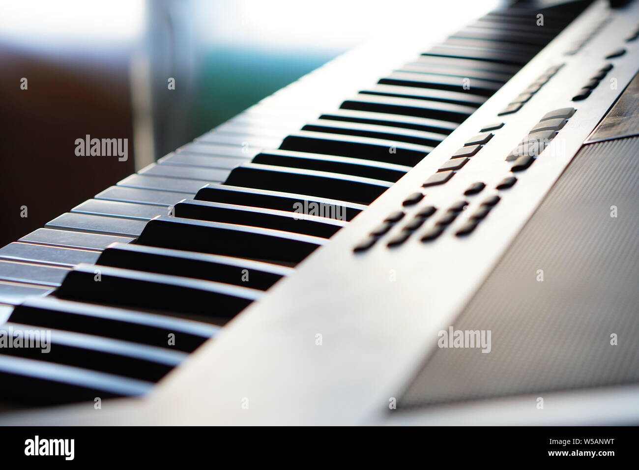 Elektronische Synthesizer Piano Tastatur Makro in Strahlen der Sonne. Farbige Lichtstrahlen hi-tech. Stockfoto