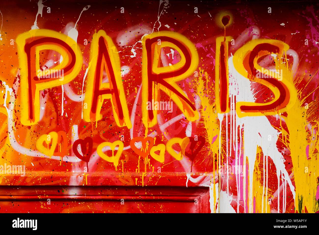 Street Art, bunt bemalte Hauswand mit Herzen und Schriftzug Paris, Montmartre, Paris, Ile-de-France, Frankreich Stockfoto