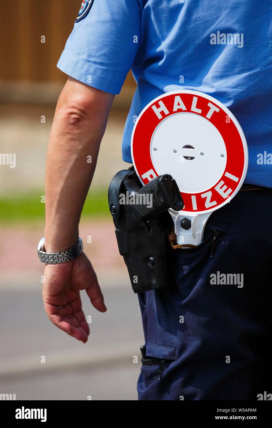 Polizeioffizier mit Zeichen, die Polizei und die Pistole stoppen, Erfurt, Deutschland Stockfoto