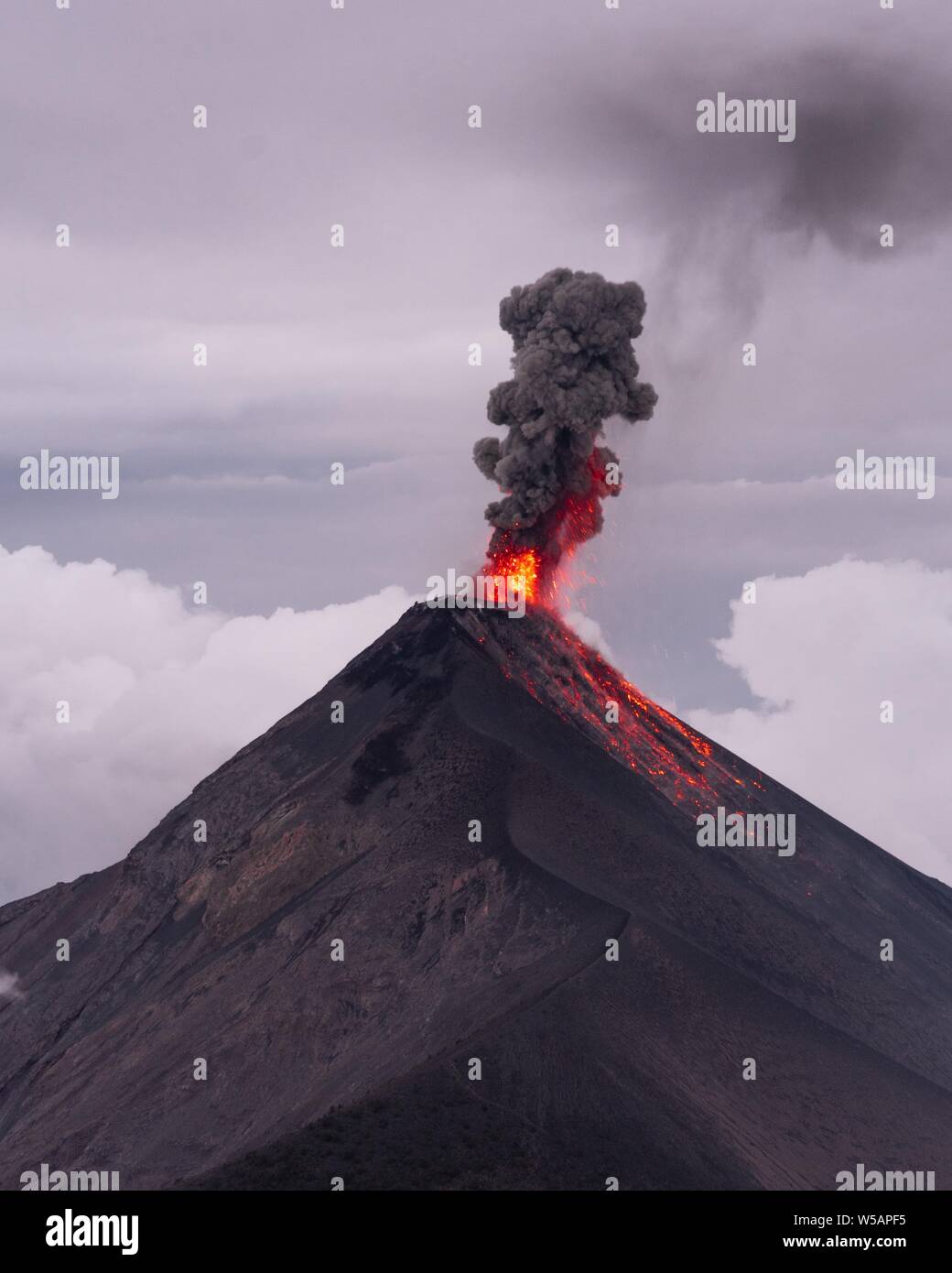 Vulkanausbruch, Rauch Wolke, Volcan De Fuego, aktiven Vulkan, Guatemala Stockfoto