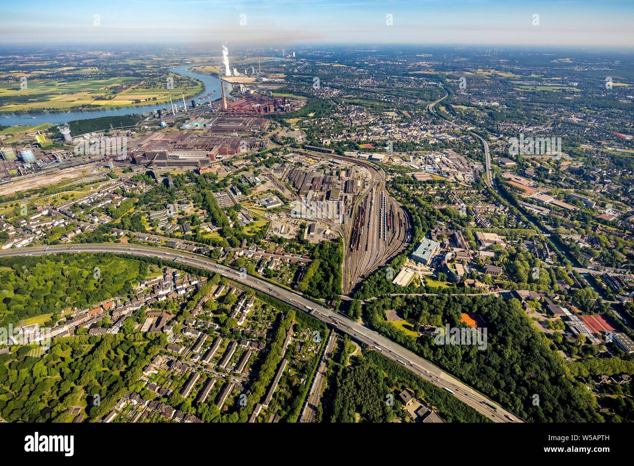 Luftaufnahme ThyssenKrupp Stahlwerk Schwelgern und Kokerei Schwelgern, marxloh am Rhein, Duisburg, Ruhrgebiet, Nordrhein-Westfalen, Deutschland Stockfoto