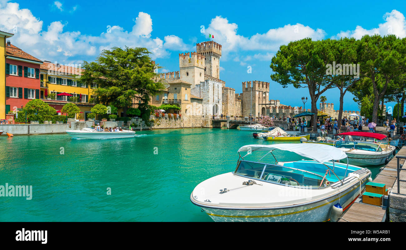 Die malerische Stadt Sirmione am Gardasee. Provinz Brescia, Lombardei, Italien. Stockfoto
