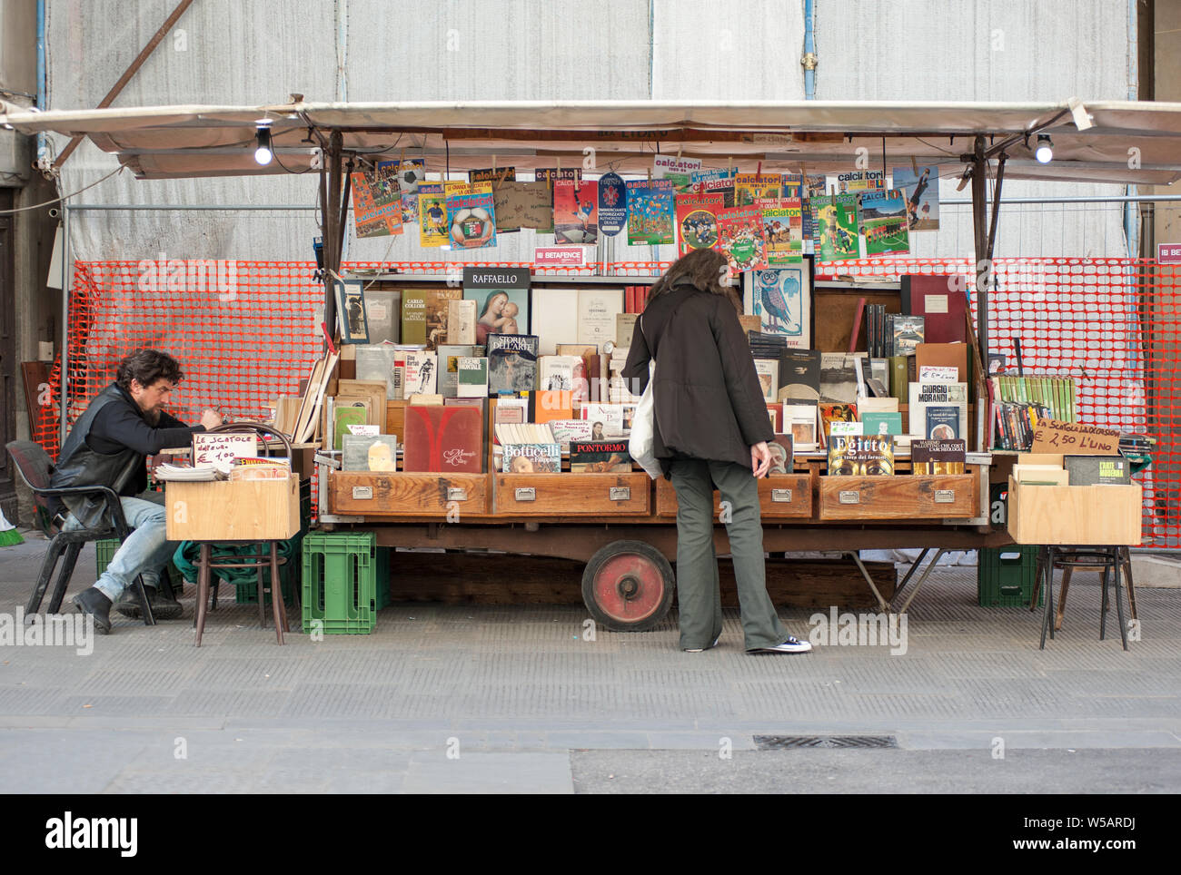 Frau auf der Suche nach alte Bücher für Verkauf am Bücherstand Stockfoto