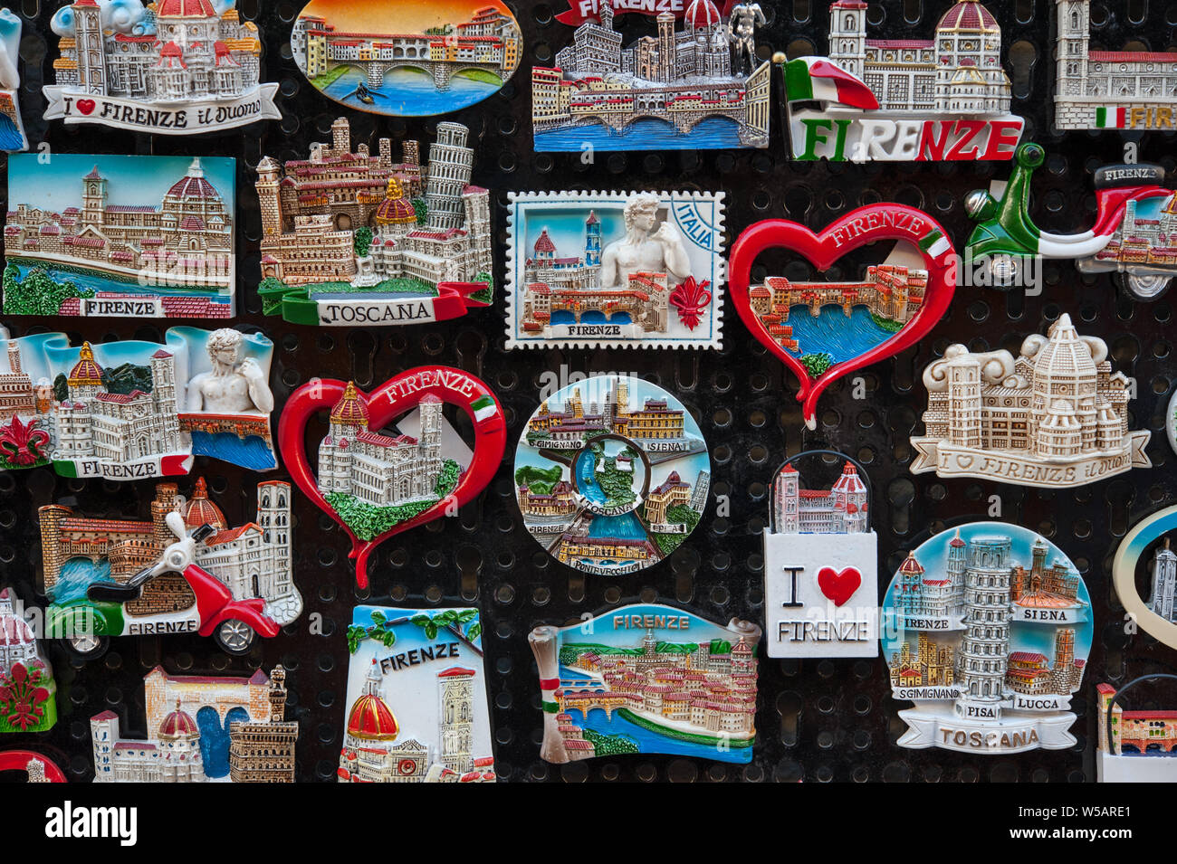 Touristische magnet Souvenirs zum Verkauf auf dem Markt in Florenz, Italien, Abschaltdruck Stockfoto