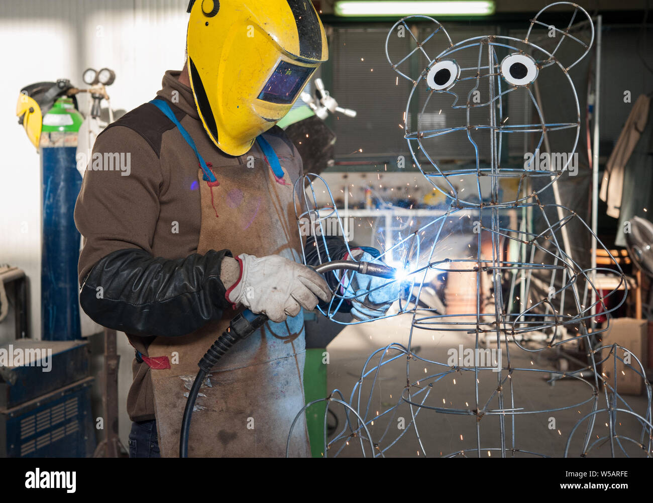 Der schweisser baut die Struktur für einen formschnitt Werk Skulptur Stockfoto