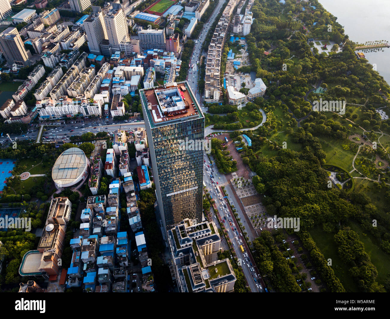 Urban Antenne Skyline der Stadt mit Wolkenkratzern in Nanning China Stockfoto