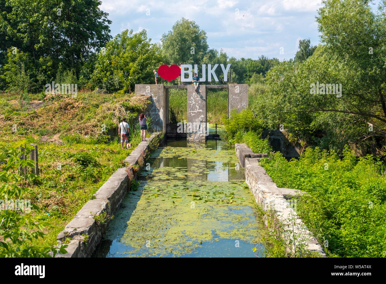 Buky, Ukraine - Juli 20, 2019: die Menschen sind auf dem Kanal der Hirs'kyi Tikych Fluss in Buky Canyon, Ukraine fotografiert. Stockfoto