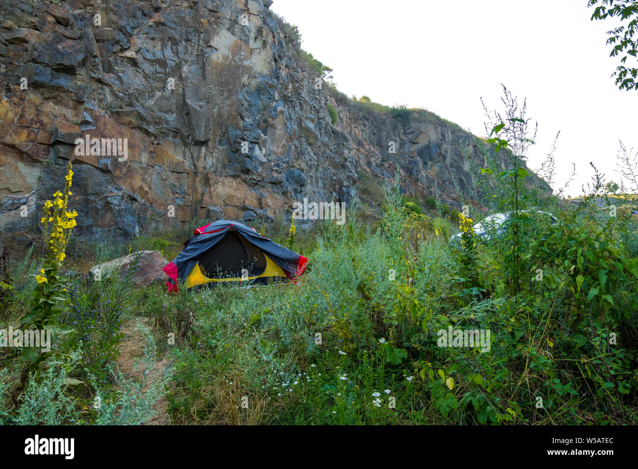 Touristische Zelt und Auto auf der Hirs'kyi Tikych River Bank in der Nähe Buky Canyon in der Ukraine Stockfoto