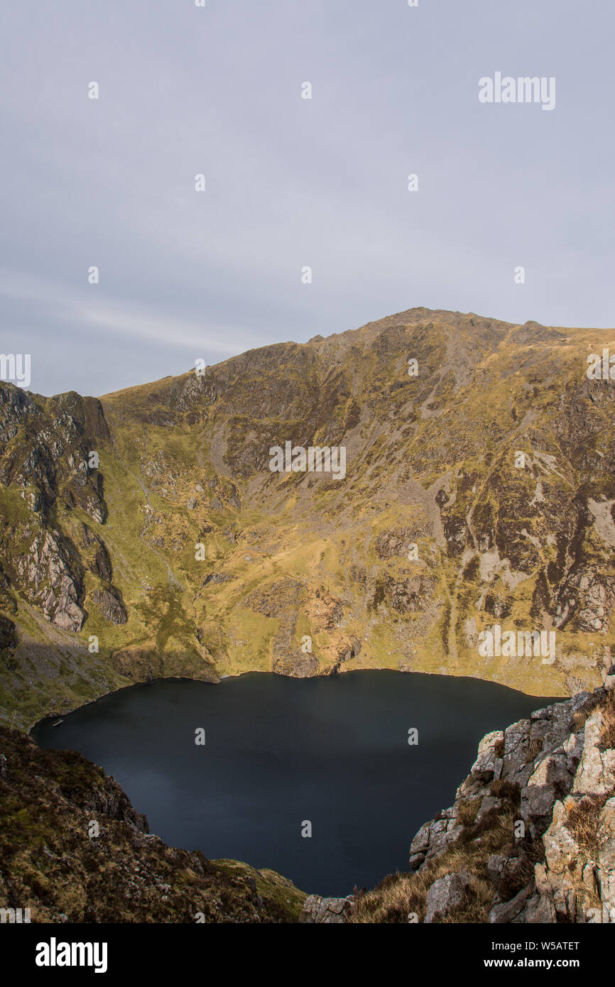 Blick auf und um Cadair Idris, Cader Idris oder Penygader Berg in Gwynedd, Wales, der am südlichen Ende des Snowdonia National Park liegt Stockfoto