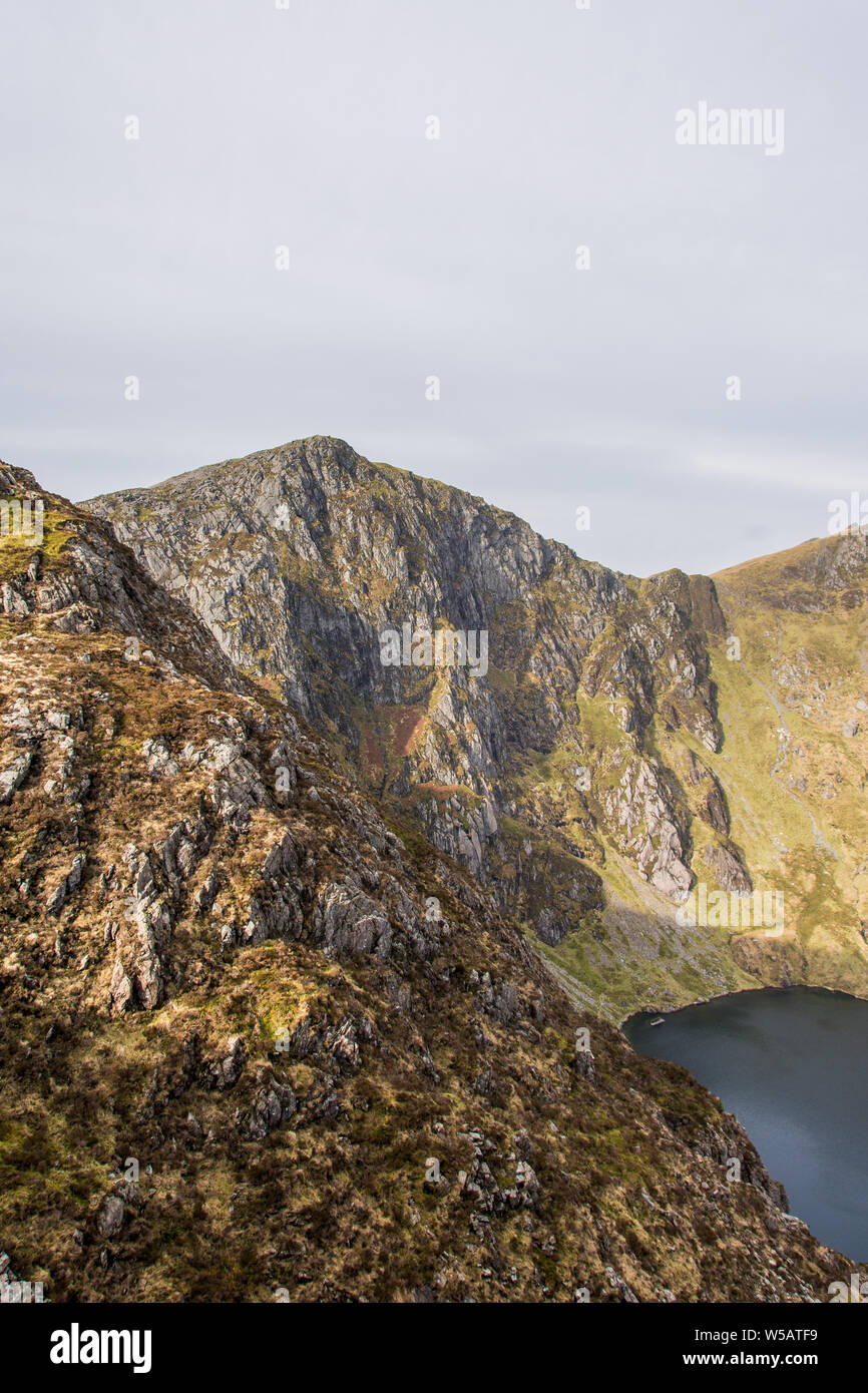 Blick auf und um Cadair Idris, Cader Idris oder Penygader Berg in Gwynedd, Wales, der am südlichen Ende des Snowdonia National Park liegt Stockfoto