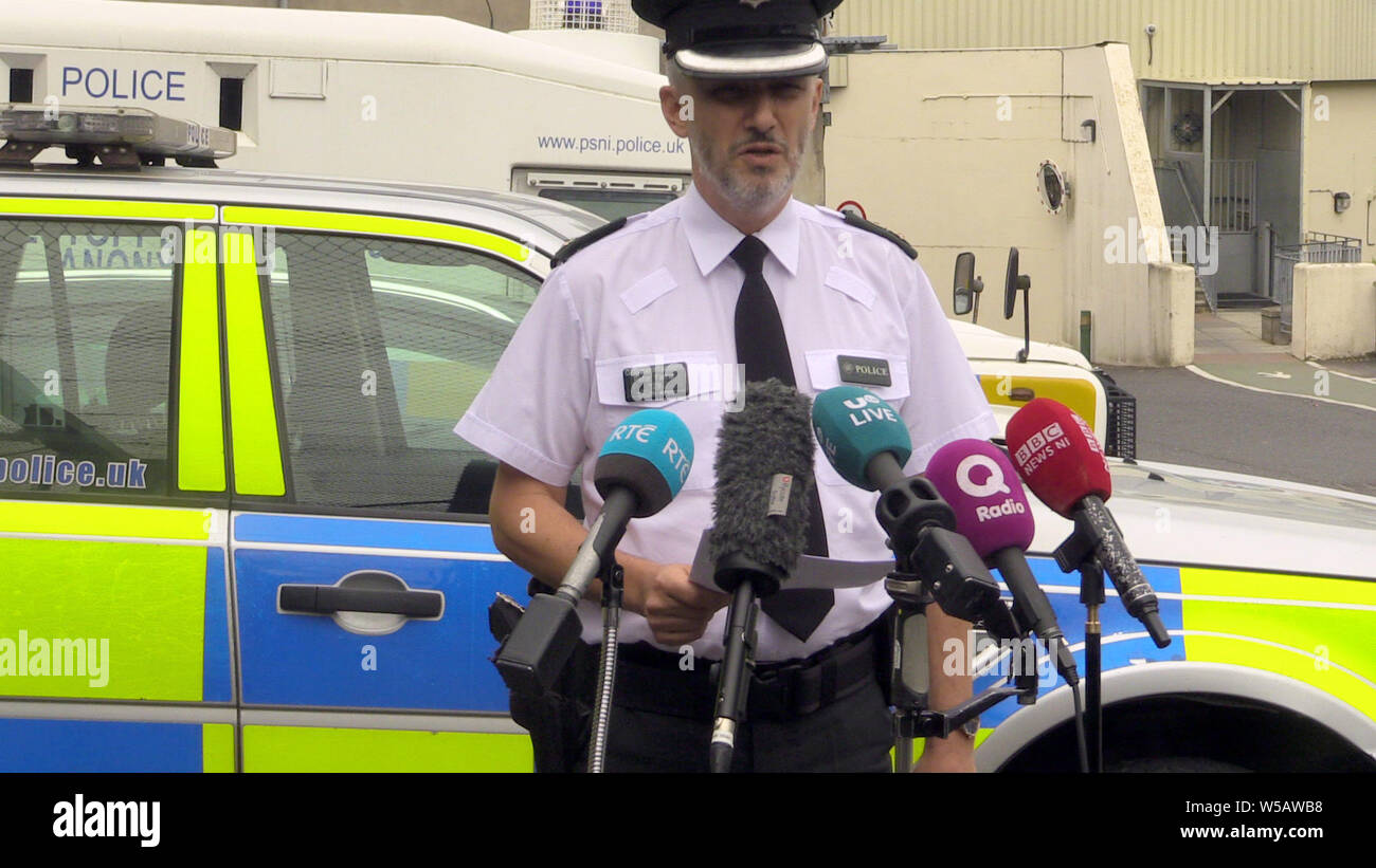 Hauptkommissar Peter Farrar im Gespräch mit den Medien in Lurgan Polizeistation nach einem explosiven von republikanischen Dissidenten in einem verlassenen Angebot Polizisten zu töten verwendete Gerät in Tullgally Straße, Craigavon, Co Armagh entdeckt wurde. Stockfoto