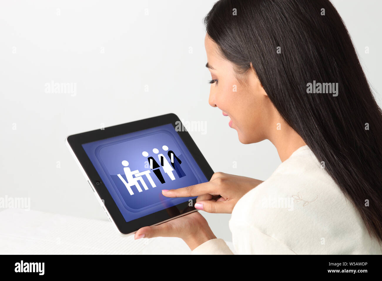 Geschäftsfrau, die an einem digitalen Tablet arbeitet Stockfoto