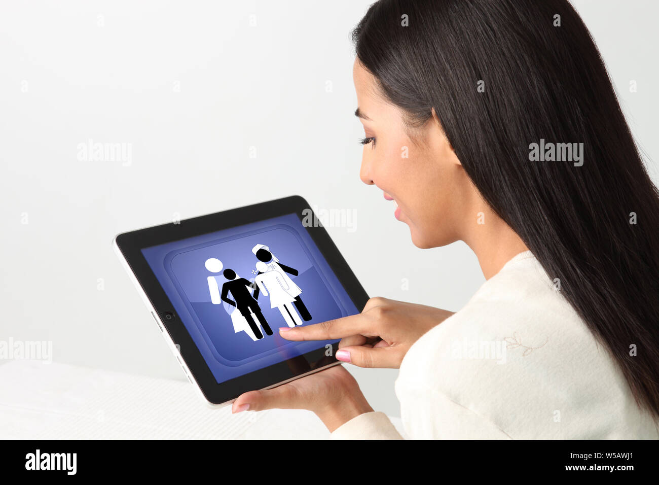 Geschäftsfrau, die an einem digitalen Tablet arbeitet Stockfoto