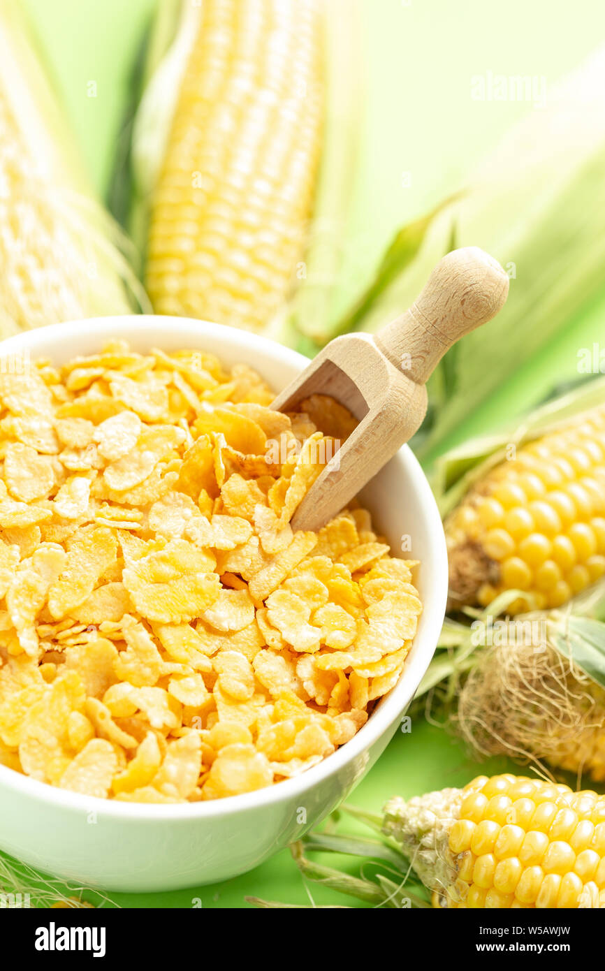 Corn Flakes und Maiskolben, gesunde Ernährung Konzept Präsentation Stockfoto