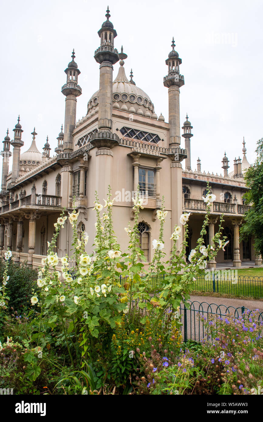 Brighton Pavillon East Sussex mit Blumen vorne Stockfoto