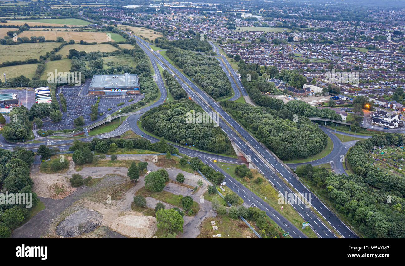 SWINDON, Großbritannien - 27 JULI 2019: Luftaufnahme des weißen Herzen Kreisverkehr in Swindon Stockfoto