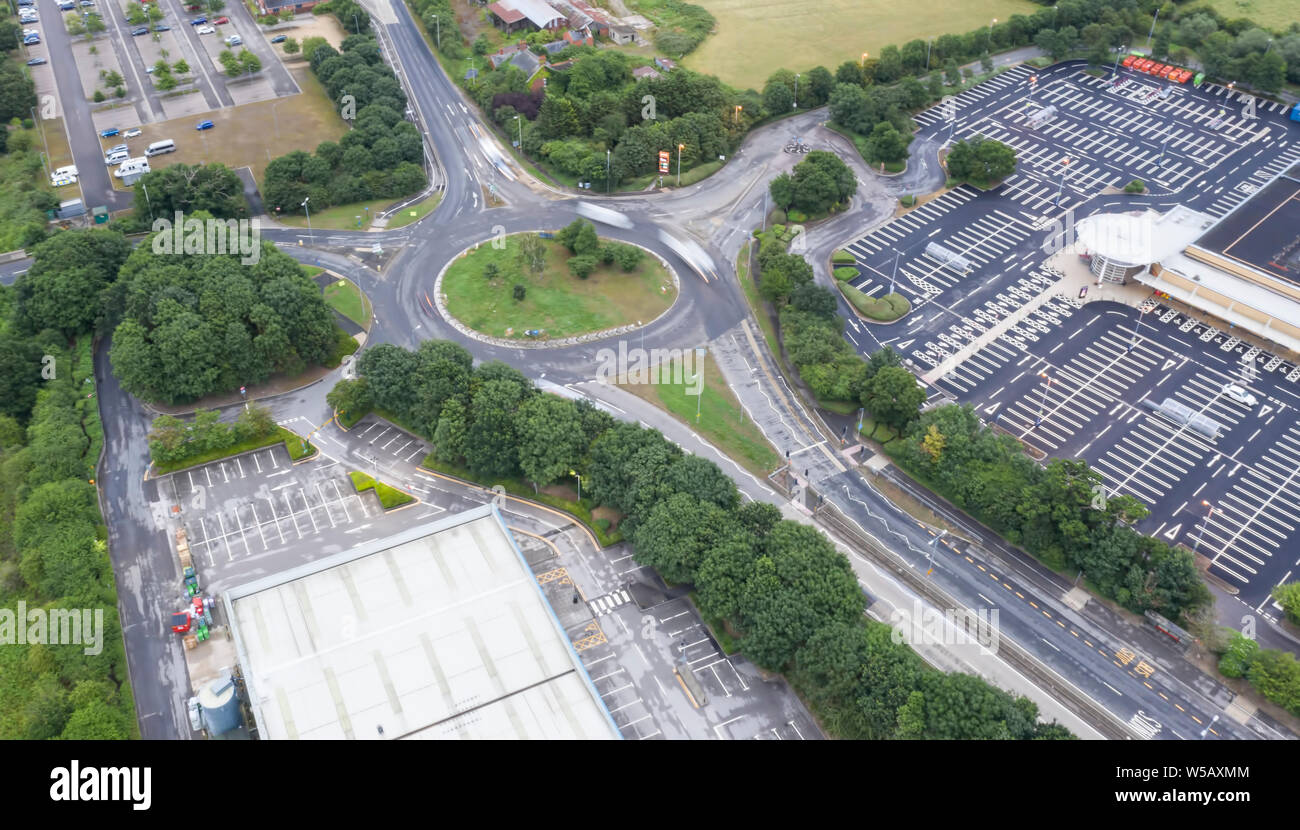 SWINDON, Großbritannien - 27 JULI 2019: Luftaufnahme der Giebelkreuz Kreisverkehr in Swindon Stockfoto