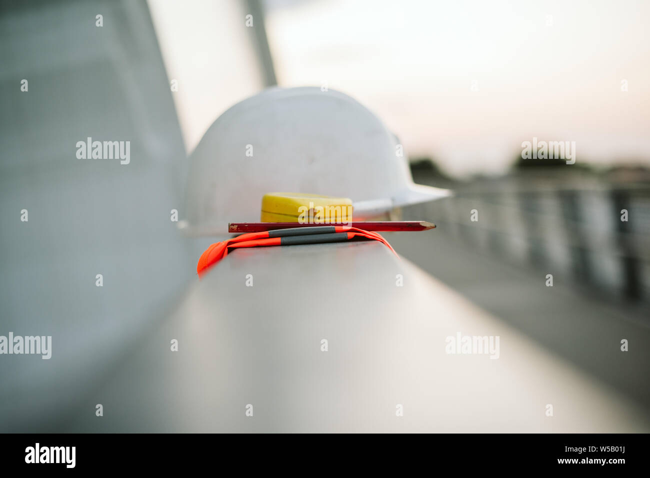 Technische Ausrüstung technische Ausrüstung auf der Brücke auf der Brücke Stockfoto