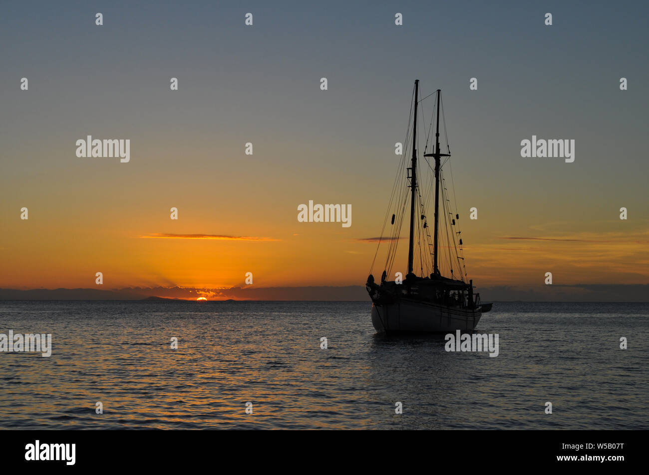 Silhouette der Yacht, eine Perle lugger, bei Sonnenuntergang verankert, Horseshoe Bay, Magnetic Island, Queensland, Australien Stockfoto