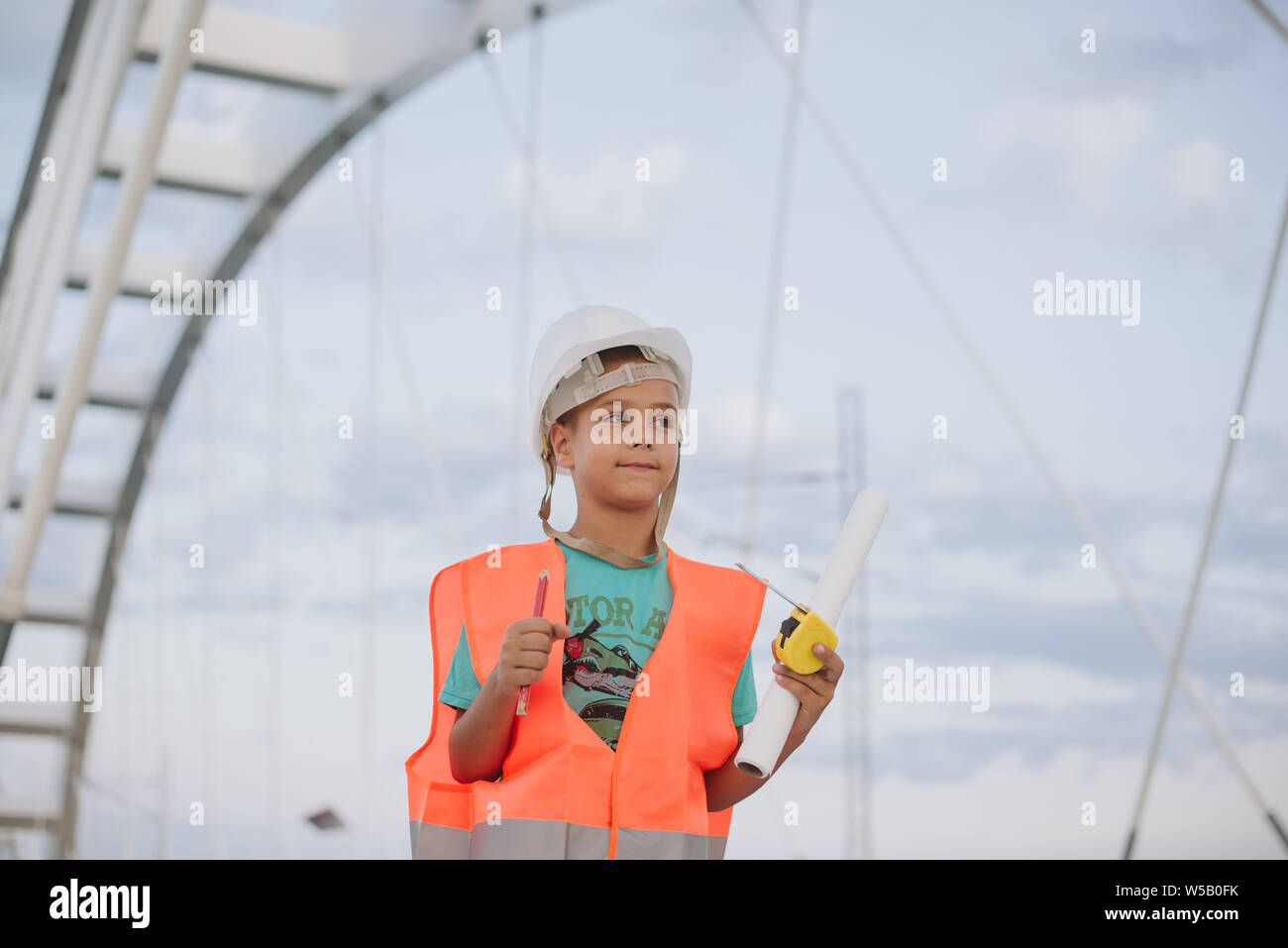 Süße junge Ingenieur auf Brücke Stockfoto