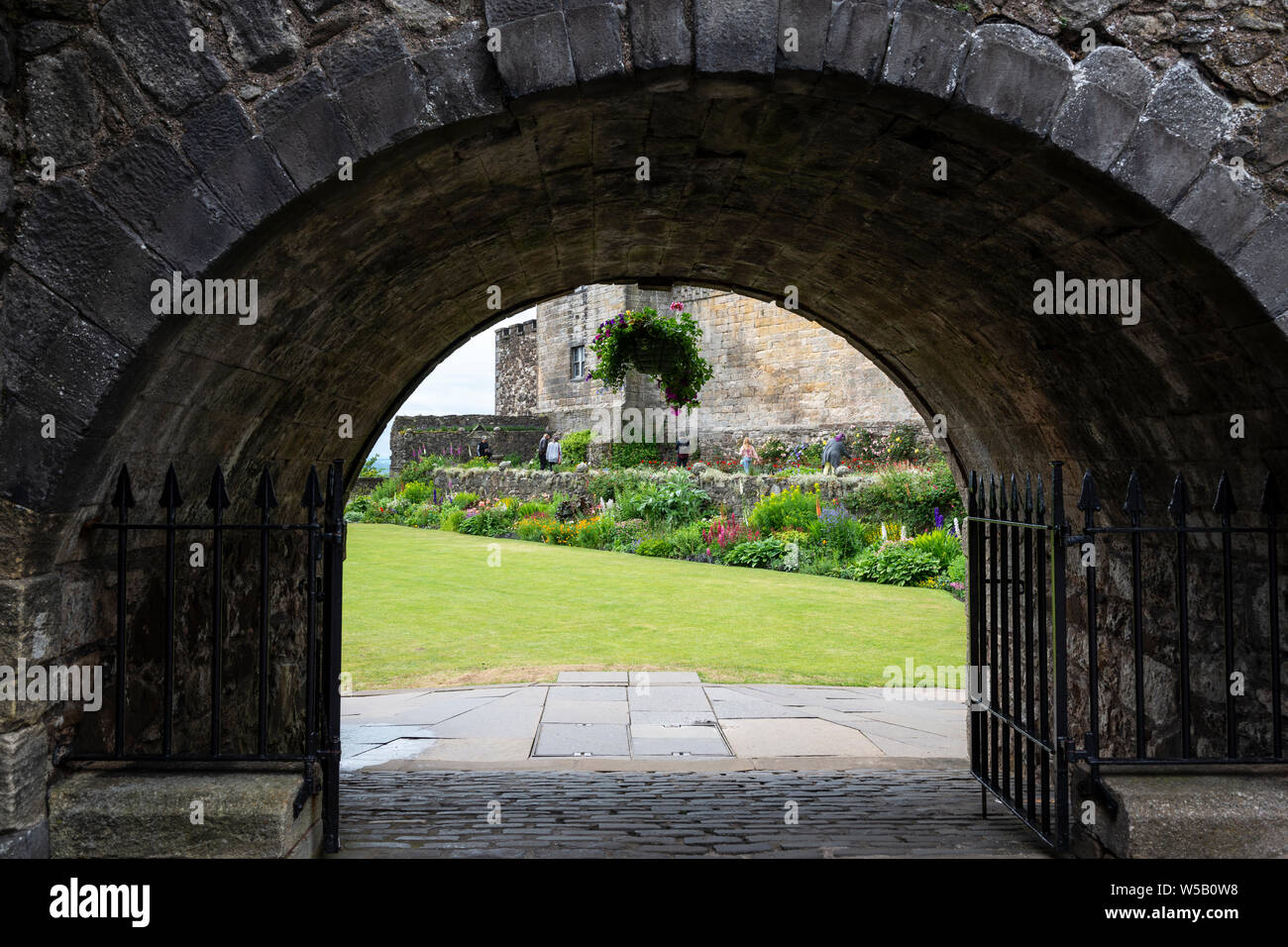 Torbogen führt zu der Königin Anne Gärten - Schloss Stirling, Schottland, Großbritannien Stockfoto