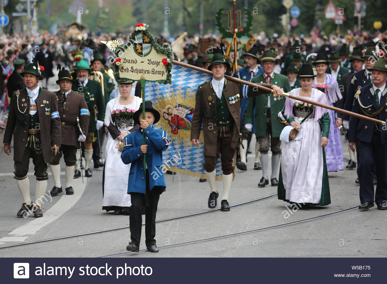 Das Oktoberfest Parade sieht Gruppen in Uniform oder Traditionelle bayerische Kleidung durch die Straßen von München in Deutschland Stockfoto Das Oktoberfest Parade sieht Gruppen in Uniform oder Traditionelle bayerische Kleidung durch die Straßen von München in Deutschland Stockfoto