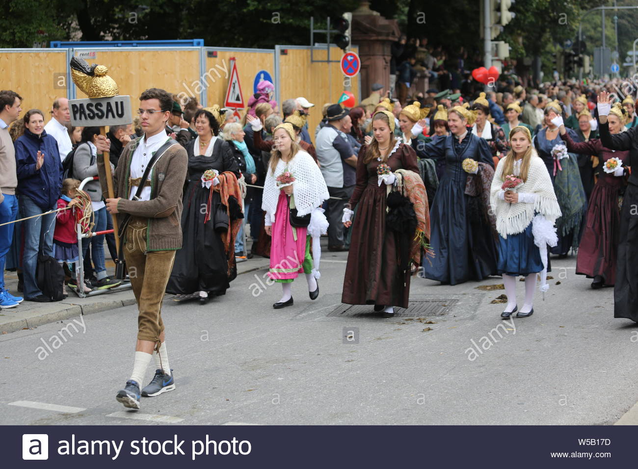 Das Oktoberfest Parade sieht Gruppen in Uniform oder Traditionelle bayerische Kleidung durch die Straßen von München in Deutschland Stockfoto Das Oktoberfest Parade sieht Gruppen in Uniform oder Traditionelle bayerische Kleidung durch die Straßen von München in Deutschland Stockfoto