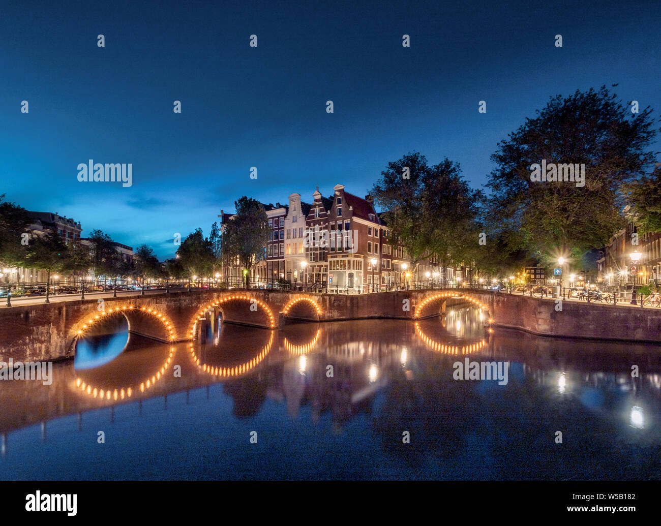 Abendstimmung, Kanal mit Brücke, Keizersgracht und Leidsegracht, Gracht mit historischen Häusern, Amsterdam, Nordholland, Niederlande Stockfoto