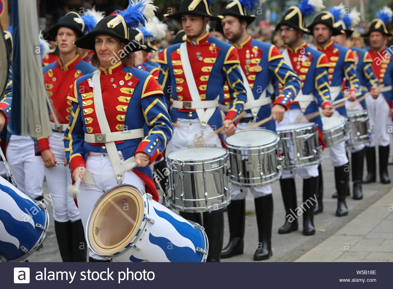 Das Oktoberfest Parade sieht Gruppen in Uniform oder Traditionelle bayerische Kleidung durch die Straßen von München in Deutschland Stockfoto Das Oktoberfest Parade sieht Gruppen in Uniform oder Traditionelle bayerische Kleidung durch die Straßen von München in Deutschland Stockfoto