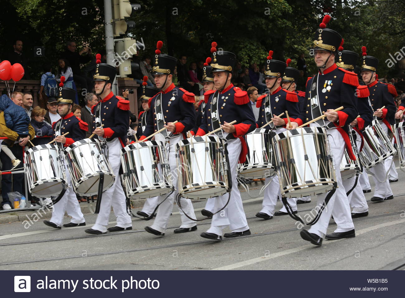 Das Oktoberfest Parade sieht Gruppen in Uniform oder Traditionelle bayerische Kleidung durch die Straßen von München in Deutschland Stockfoto Das Oktoberfest Parade sieht Gruppen in Uniform oder Traditionelle bayerische Kleidung durch die Straßen von München in Deutschland Stockfoto