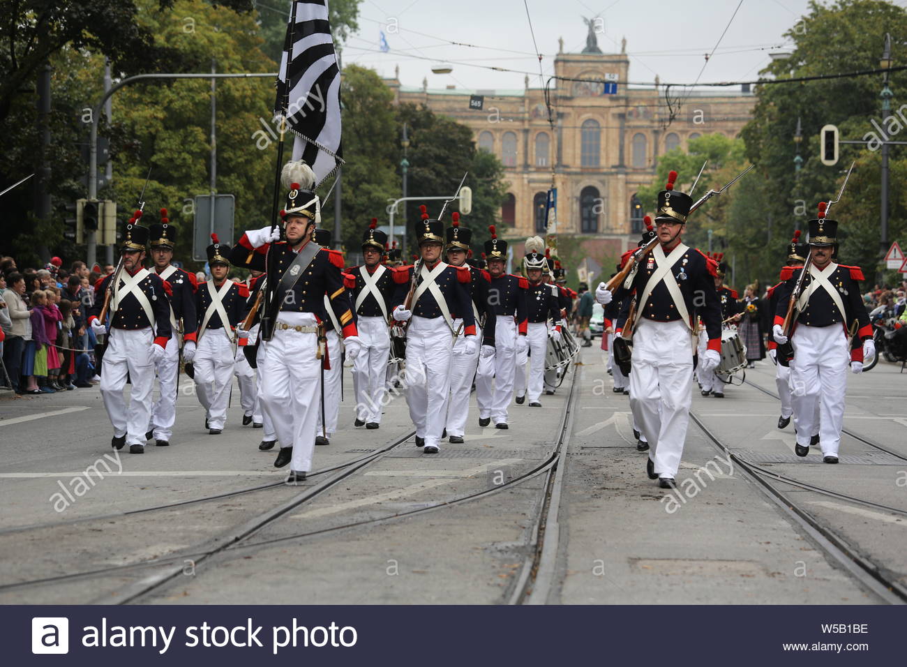 Das Oktoberfest Parade sieht Gruppen in Uniform oder Traditionelle bayerische Kleidung durch die Straßen von München in Deutschland Stockfoto Das Oktoberfest Parade sieht Gruppen in Uniform oder Traditionelle bayerische Kleidung durch die Straßen von München in Deutschland Stockfoto