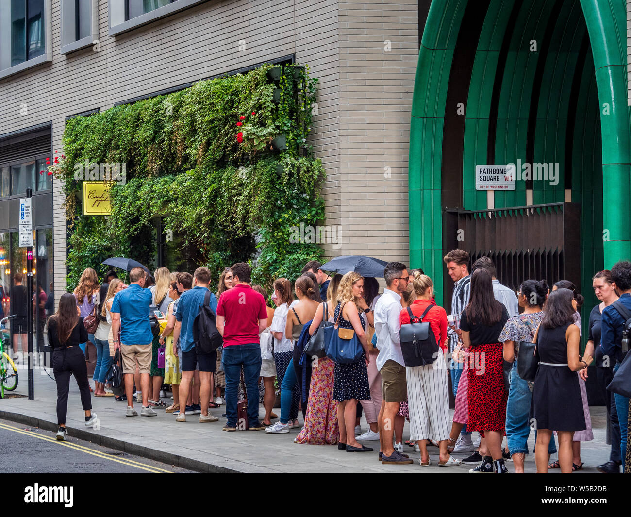 Circolo Popolare London - Das sehr beliebte italienische Restaurant im Rathbone Hotel im Londoner Stadtteil Fitzrovia regelmäßig Diners queuing außerhalb Stockfoto