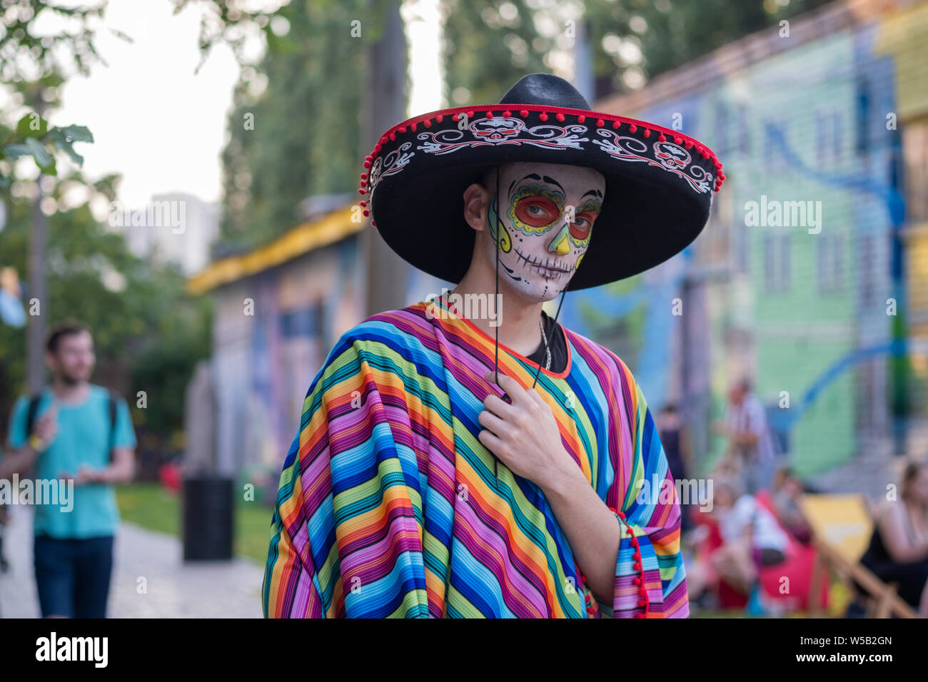 Kiew, Ukraine, Santa Muerte Karneval, 20.07.2019. Dia de los Muertos, Tag der Toten. Halloween. Mann mit Gesicht Farbe und das Tragen eines mexikanischen Mariachi s Stockfoto
