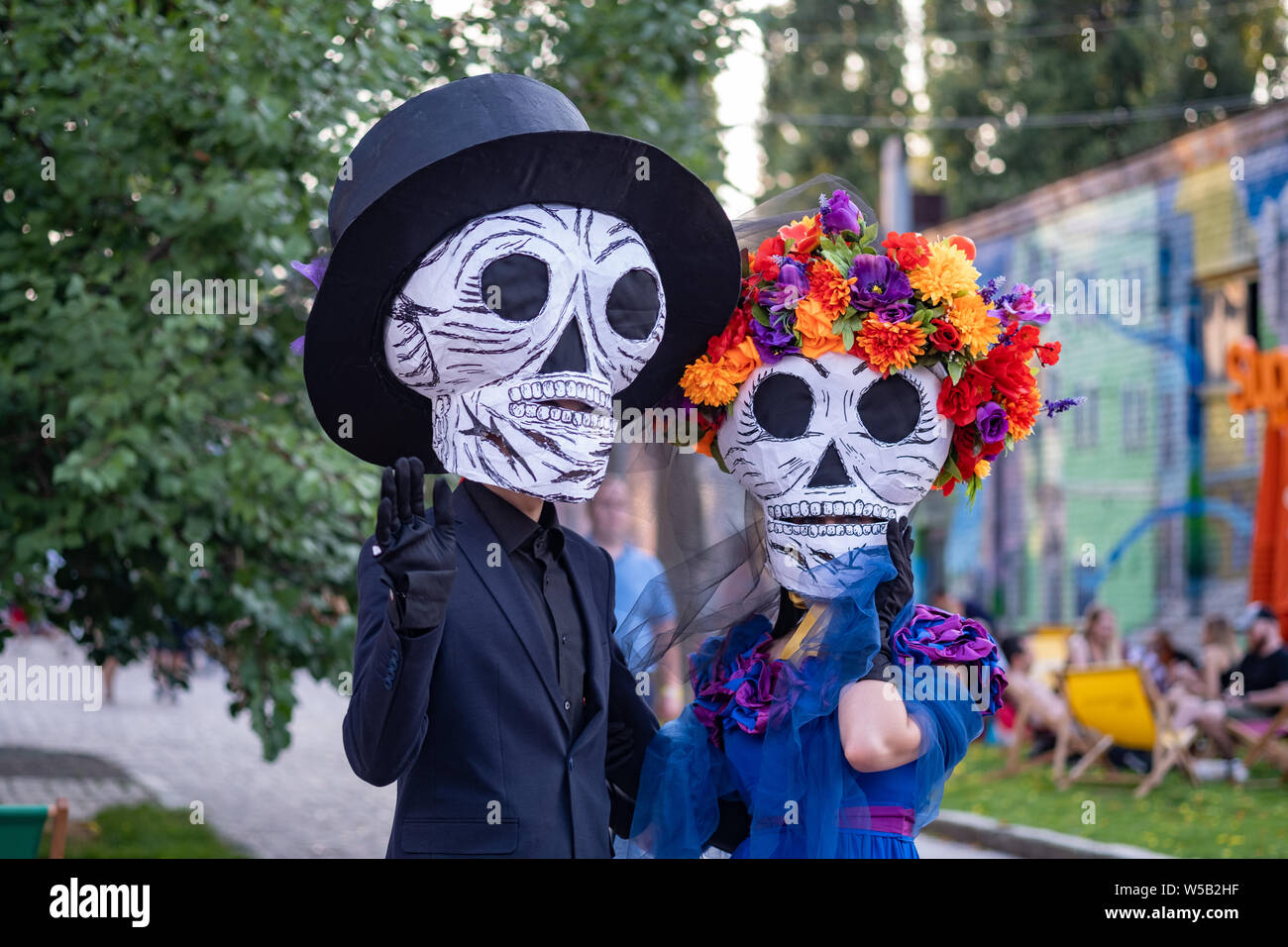 Kiew, Ukraine, Santa Muerte Karneval, 20.07.2019. Dia de los Muertos, Tag der Toten. Halloween. Mann und Frau die Teilnehmer des in Totenmasken. pa Stockfoto