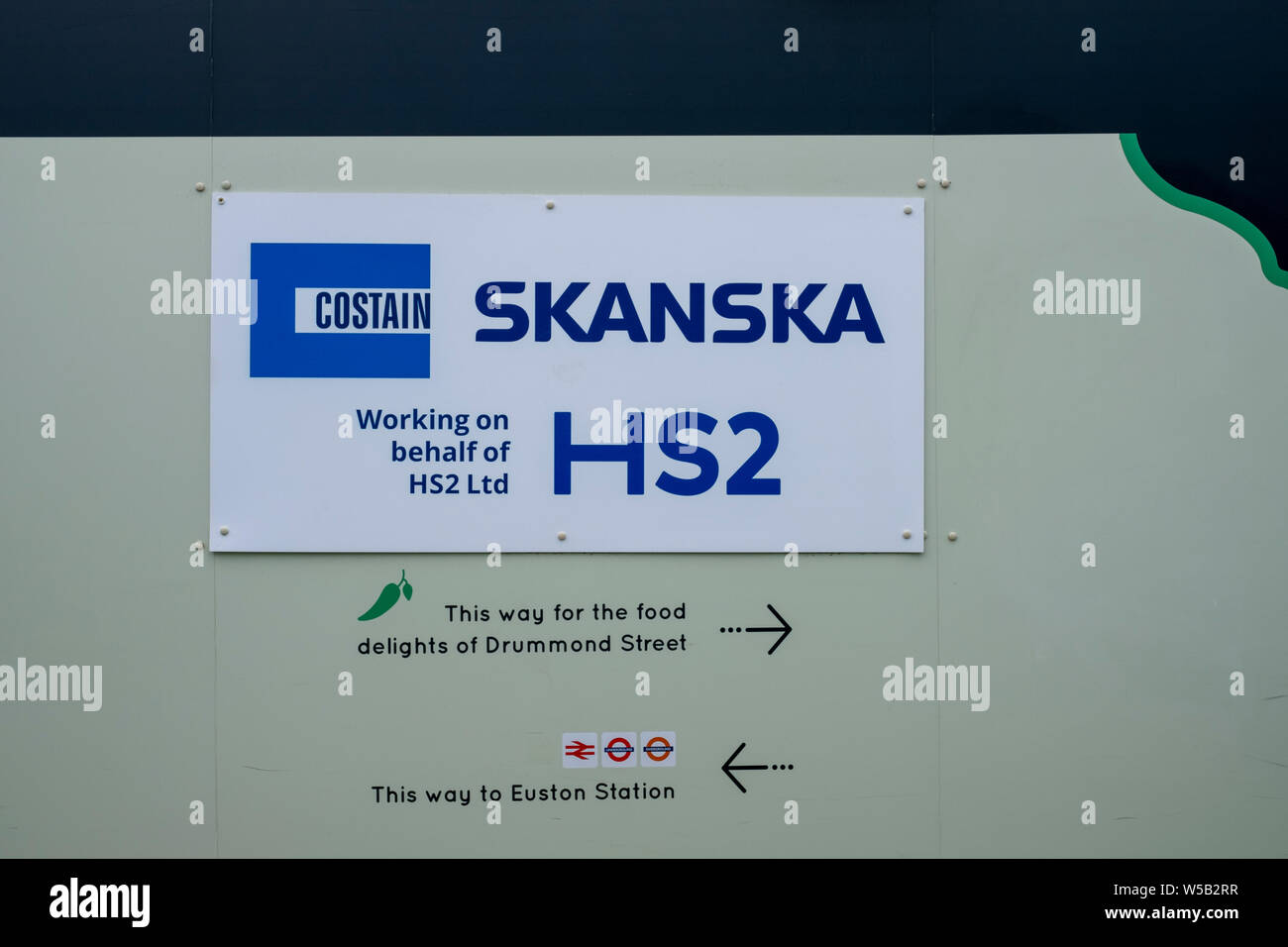 Juli 2019, HS2 Bau signage um Euston Station in London, auf dem Gelände der Bau von zwei High Speed rail line. Stockfoto