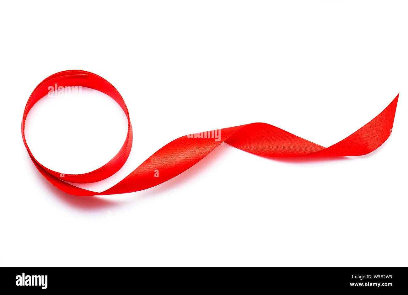 Red curly Ribbon Tape Band Draufsicht isoliert auf weißem Hintergrund Stockfoto