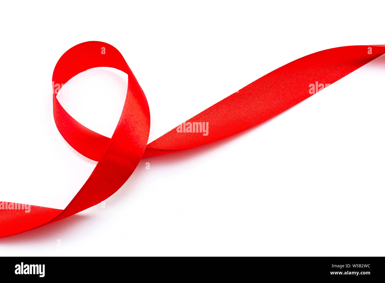 Red curly Ribbon Tape Band Draufsicht isoliert auf weißem Hintergrund Stockfoto