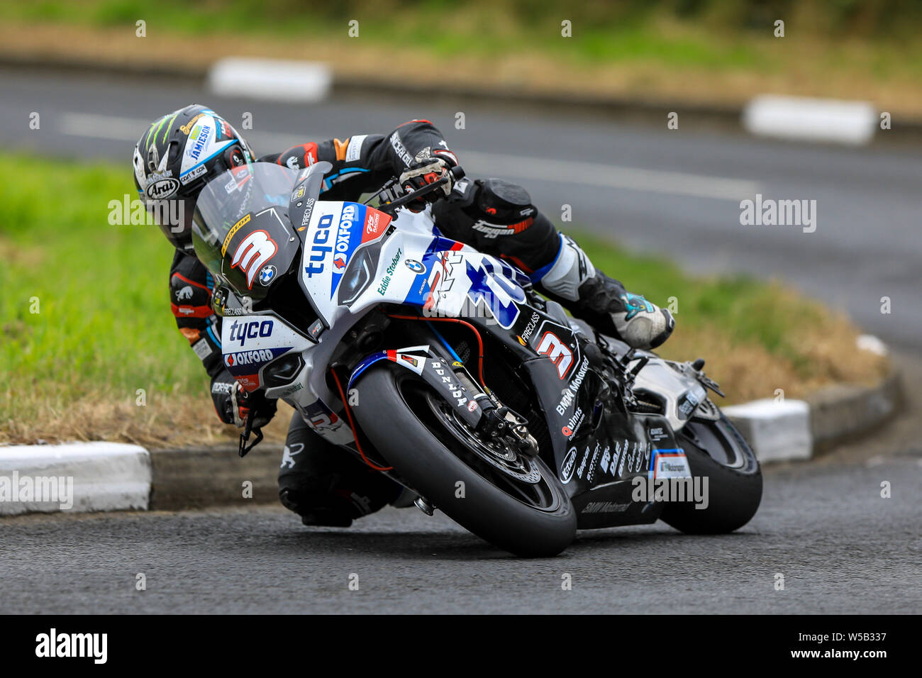 Consolation-maisonnettes, Nordirland. 27. Juli, 2019. Consolation-maisonnettes Straße Rennen das Rennen der Legenden; Michael Dunlop (Tyco BMW) gewinnt den Armoy Rennen das Rennen der Legenden, zum 8. Mal: Aktion plus Sport/Alamy leben Nachrichten Stockfoto