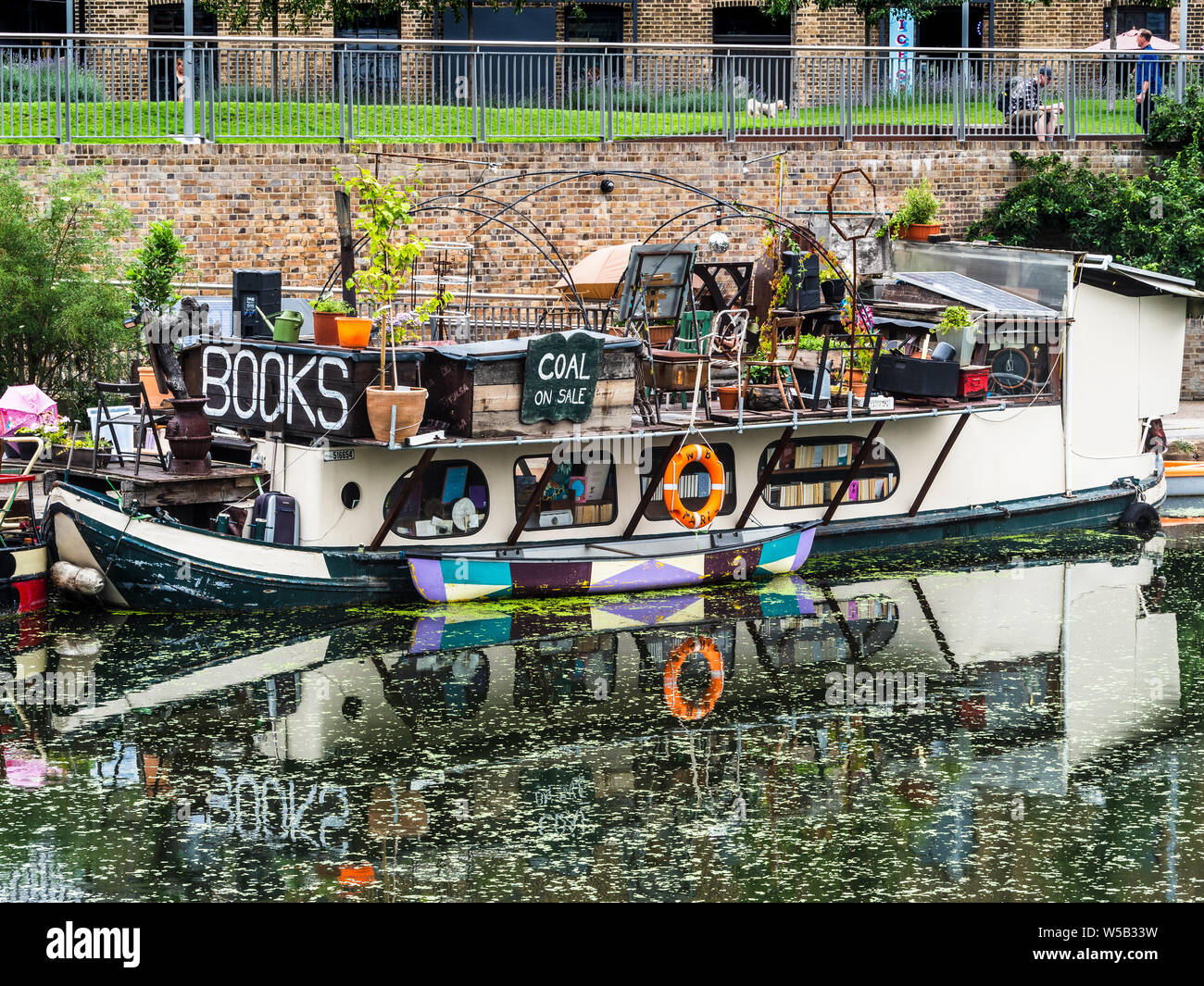 London Book Barge - die schwimmende Buchhandlung "Word on the Water" am Londoner Regent Canal Towpath in der Nähe der Kings Cross Station. Stockfoto