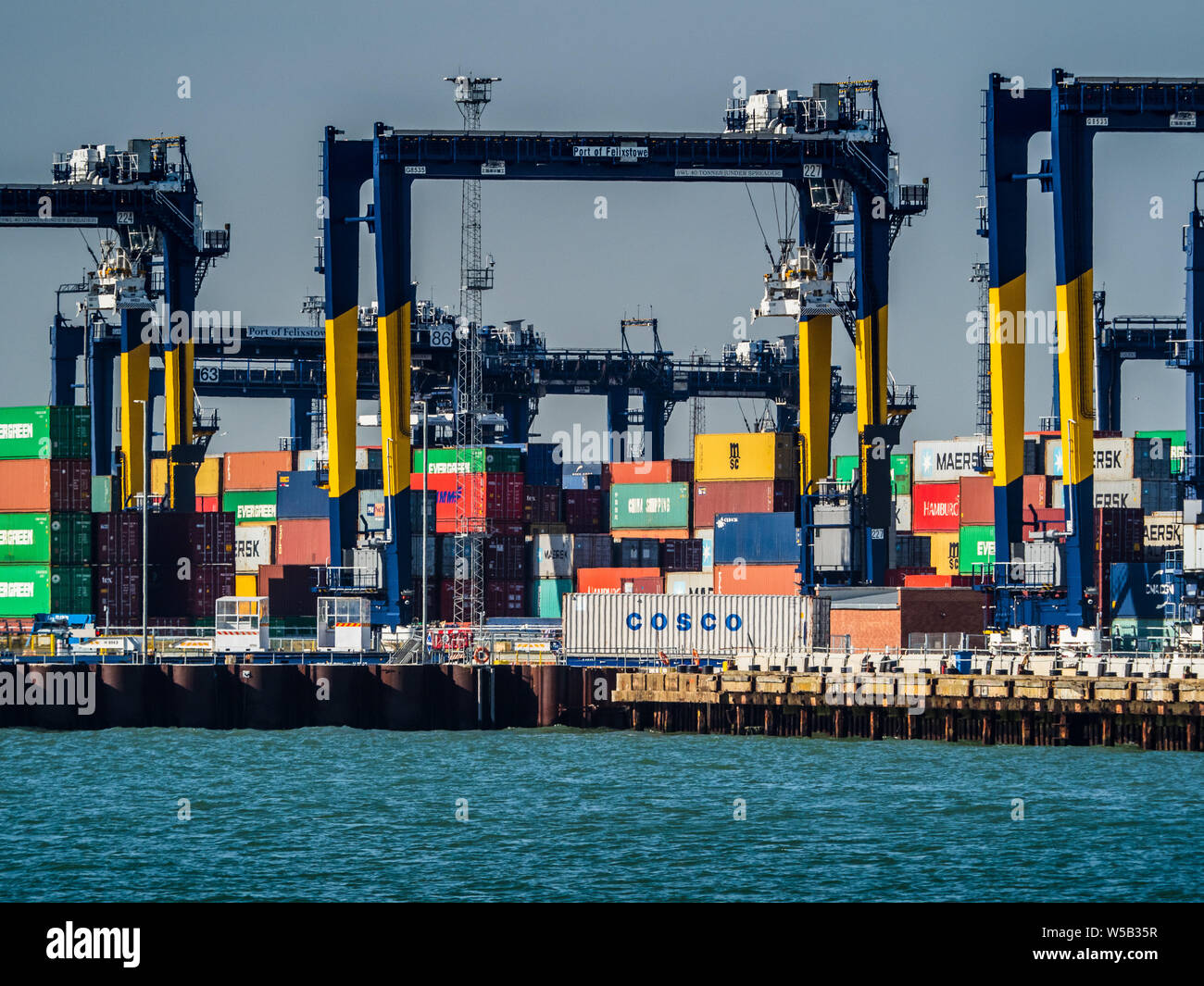 Container Freight Handling im Hafen von Felixstowe, Großbritanniens größter Containerhafen. Container sind auf Container Züge für den Weitertransport transit geladen. Stockfoto