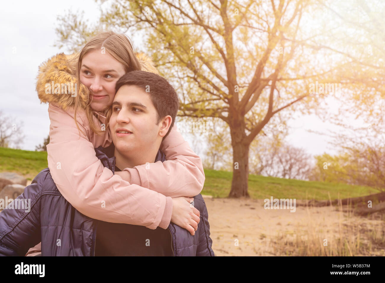 Ein Mann piggybacks seine Freundin an einem wunderschönen Ort Stockfoto