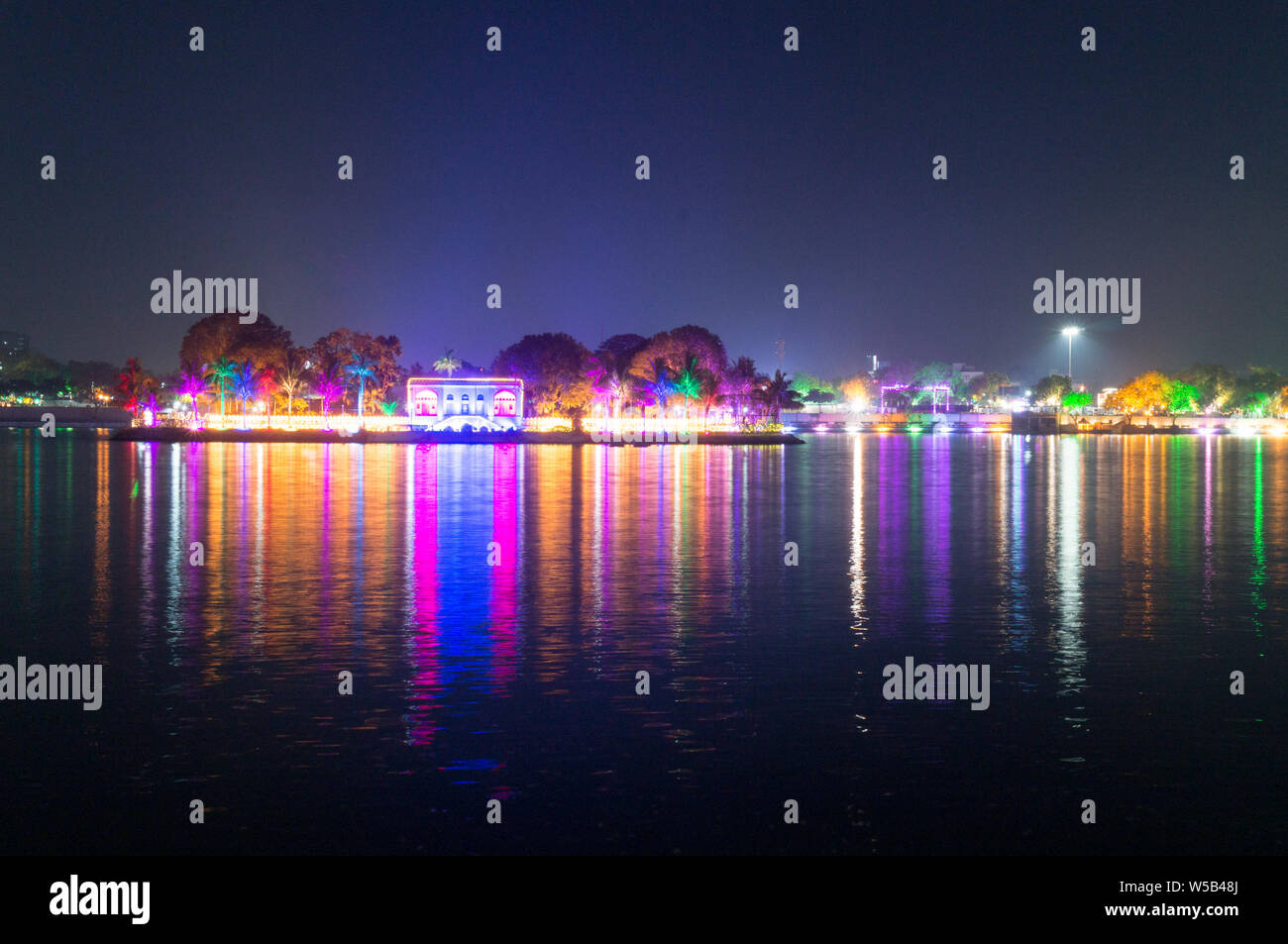 Schöne und bunte Lichter im Wasser des Sees spiegelt kankaria Ahmedabad, Gujarat. Die zentrale Struktur auf dem See ist wunderschön herausgeputzt Stockfoto