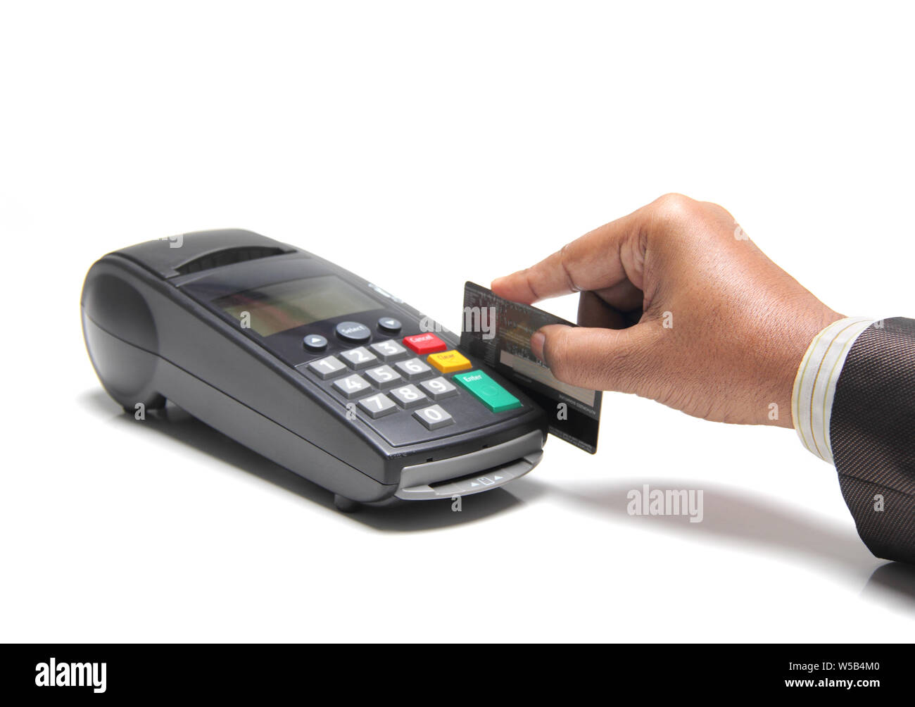 Verkäuferin swiping Kreditkarte durch Maschine Stockfoto