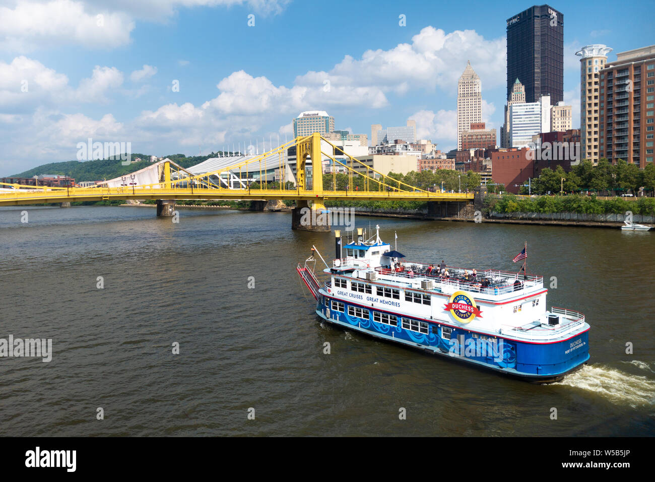 Die Herzogin, ein Fluss, Tretboot, die Teil der Gateway Clipper Flotte, verläuft in der Nähe des Pittsburgh City Skyline und der Andy Warhol Brücke. Stockfoto