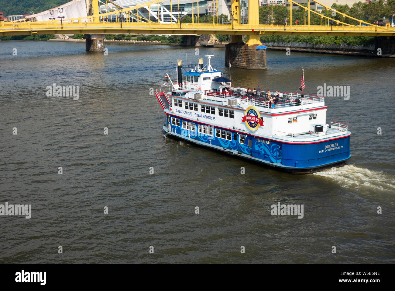 Die Herzogin, ein Fluss, Tretboot, die Teil der Gateway Clipper Flotte, verläuft in der Nähe des Pittsburgh City Skyline und der Andy Warhol Brücke. Stockfoto