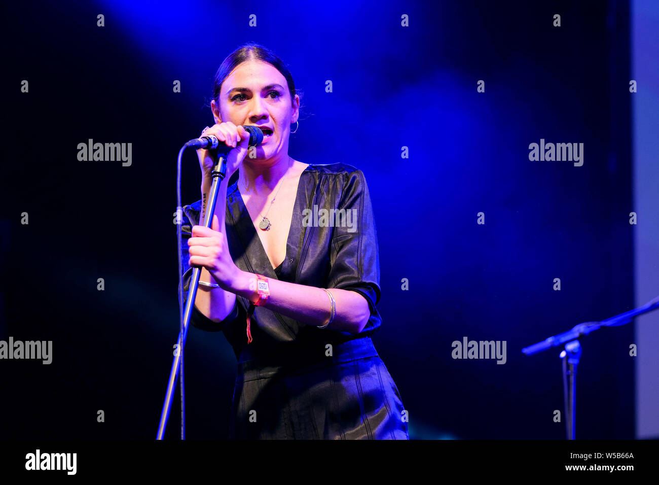 Charlton Park, Malmesbury, Wiltshire, UK. 27. Juli, 2019. Nadine Shah führt auf der Bühne in der saim Zelt WOMAD-Festival (Welt der Musik, Kunst und Tanz) am Samstag, 27. Juli 2019 in Charlton Park, Malmesbury. Nadine Petra Katarina Shah ist ein englischer Sänger, Songwriter und Musiker. Bild von der Credit: Julie Edwards/Alamy Live News Credit: Julie Edwards/Alamy leben Nachrichten Stockfoto